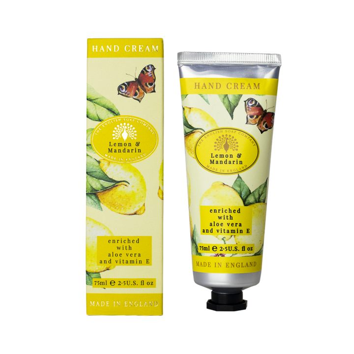 “Handcreme ‘Lemon & Mandarin’ mit gelber Verpackung, Zitrusdesign und Schmetterling, angereichert mit Aloe Vera und Vitamin E.”