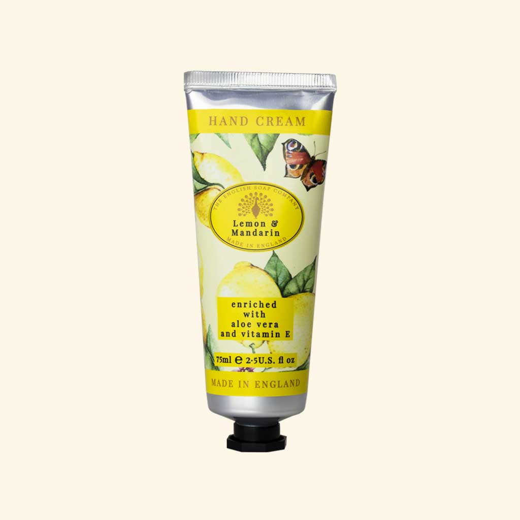 “Gelbe Tube ‘Lemon & Mandarin’ Handcreme mit Zitrusfrüchten und Schmetterling, angereichert mit Aloe Vera und Vitamin E.”