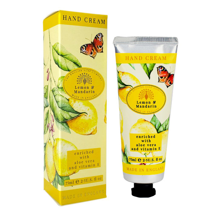 “Handcreme ‘Lemon & Mandarin’ mit gelber Verpackung, Zitrusmotiven und Schmetterling, Aufschrift ‘enriched with aloe vera and vitamin E’.”