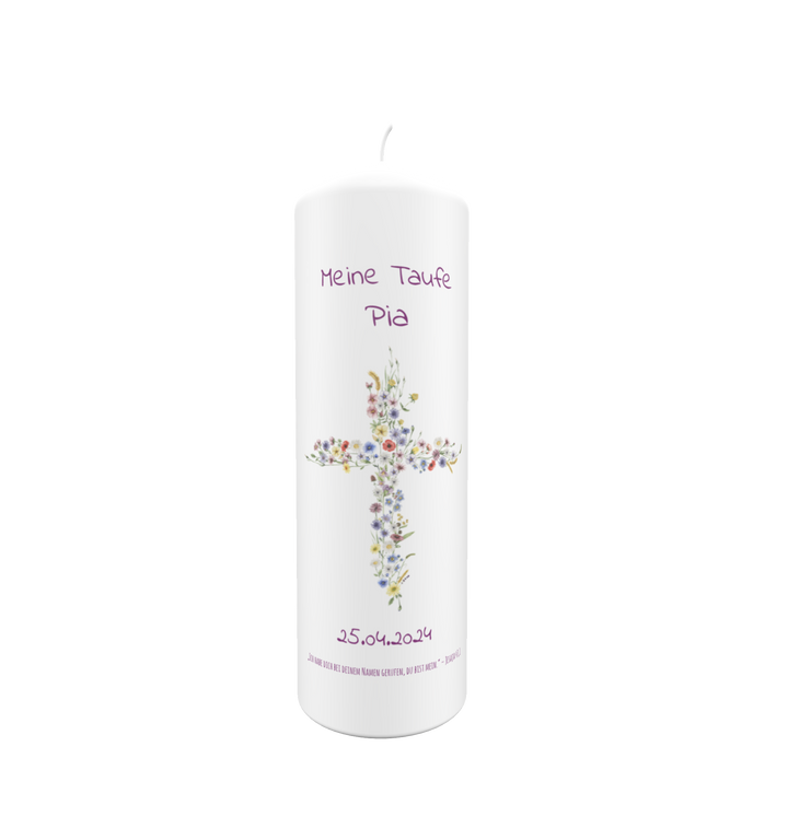 Weiße Taufkerze mit floralem Kreuz und personalisierter Beschriftung „Meine Taufe Pia – 25.04.2024“, zartes Design mit Blumenmotiv