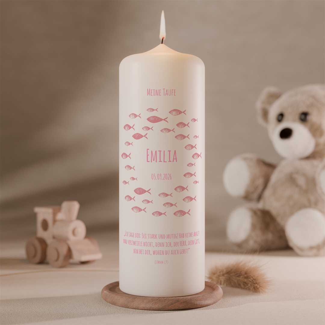 Personalisierte Taufkerze mit christlichem Fischschwarm in Rosa, Name, Taufdatum und Bibelvers. Moderne Taufkerze individuell gestaltbar in Weiß oder Elfenbein.