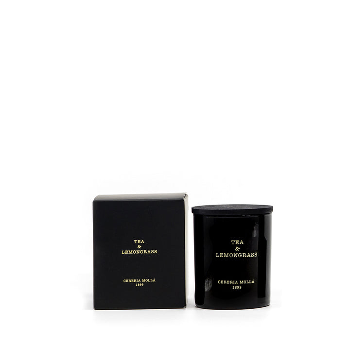 Duftkerze Tea & Lemongrass von Cereria Mollá in schwarzem Glas mit passender Verpackung auf weißem Hintergrund 