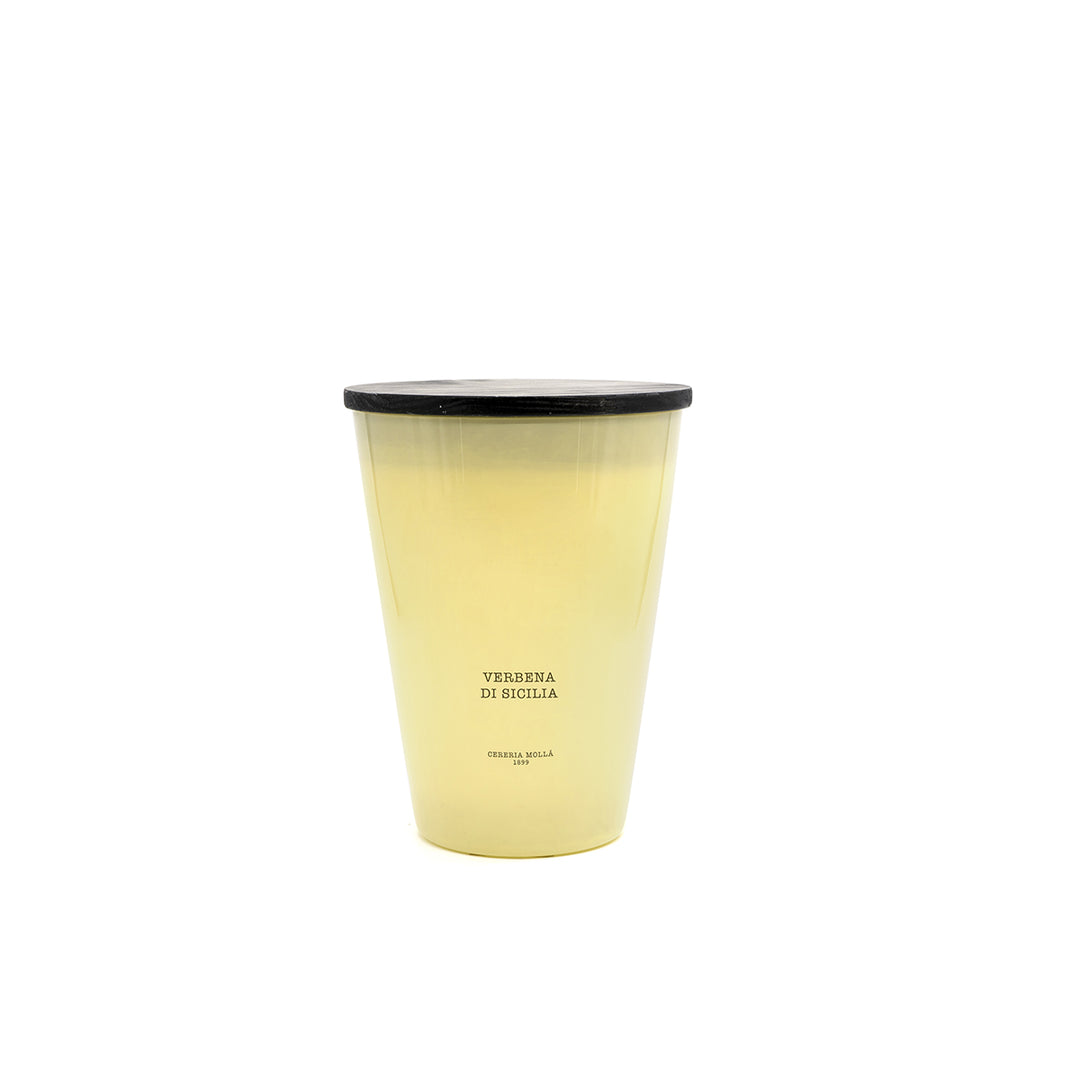 Große Duftkerze Verbena di Sicilia im hellen Glas mit schwarzem Rand, goldener Aufschrift und schlichtem Design. Fotografiert vor weißem Hintergrund – mediterran, frisch und hochwertig