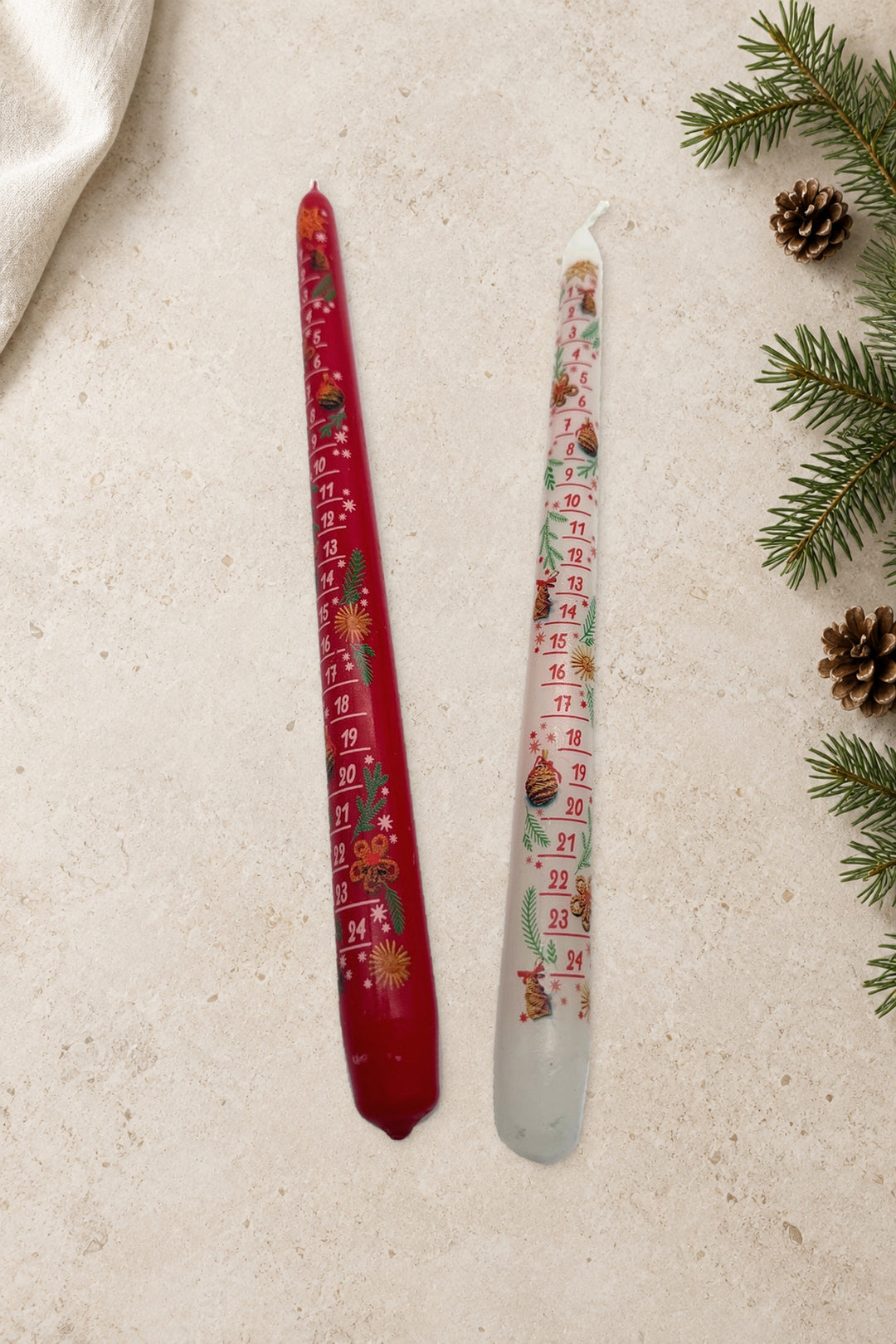 Adventskalenderkerze 28 cm mit Zahlen 1–24: Farbvarianten Rot und Weiß im Weihnachtsarrangement, Verkauf einzeln, kein Set
