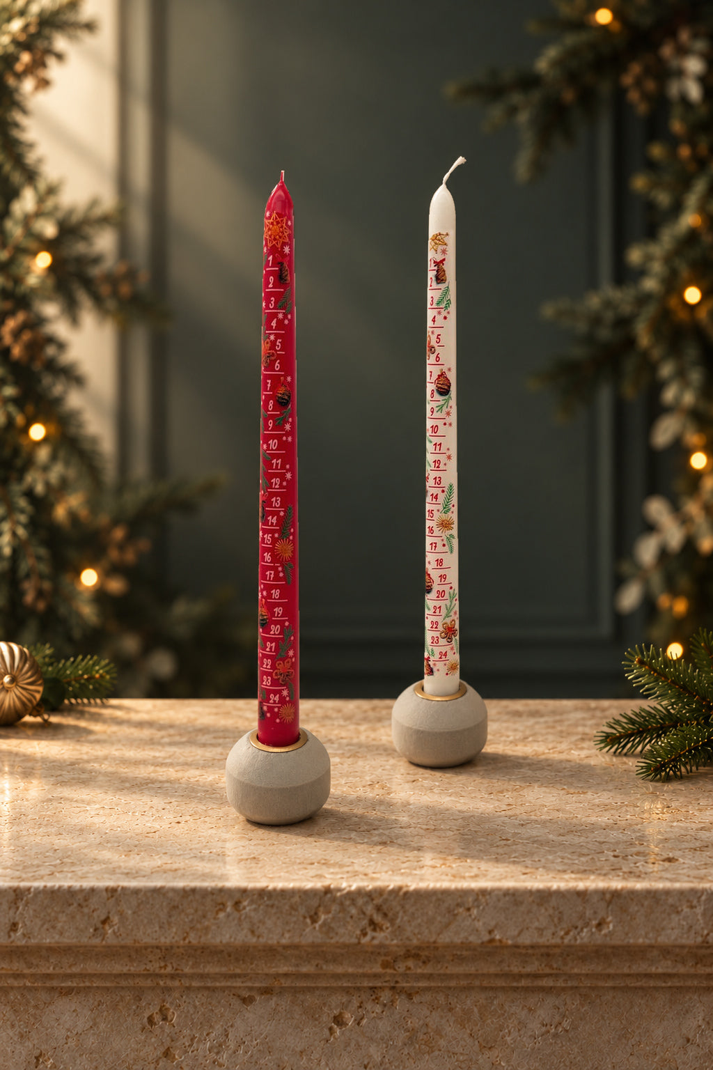 Adventskalenderkerzen in Rot und Weiß mit Zahlen 1–24 in weihnachtlicher Szene; Halter nur Dekoration, Verkauf einzeln ohne Halter
