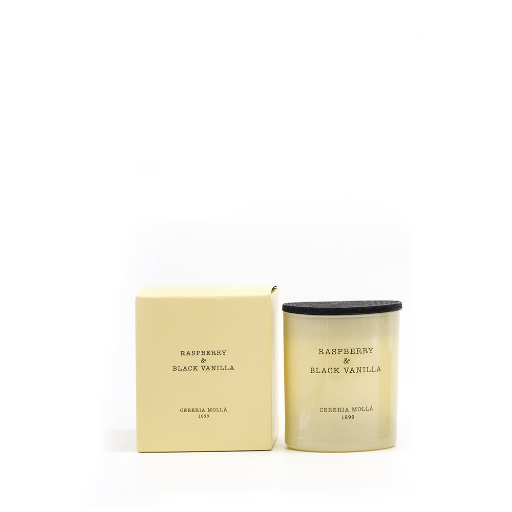 Duftkerze Raspberry & Black Vanilla von Cereria Mollá im hellen Glas mit schwarzem Deckel, daneben die passende cremefarbene Geschenkbox – vor weißem Hintergrund