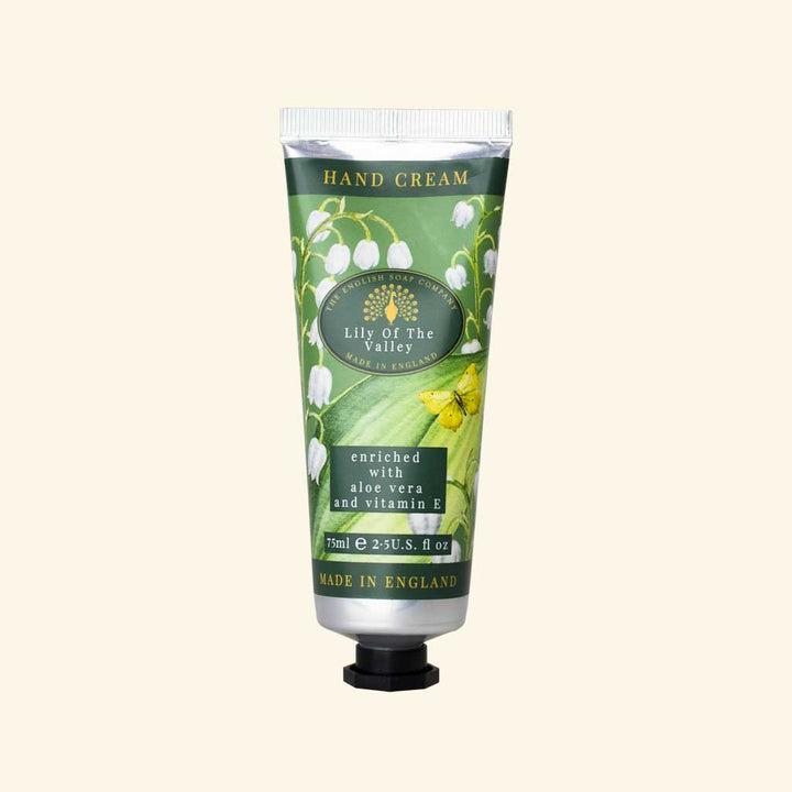 Grüne Tube der Handcreme Lily of the Valley mit Maiglöckchen-Illustration und goldener Aufschrift, klassische englische Pflege.
