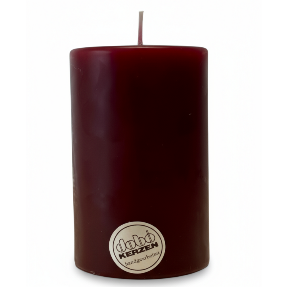 Bordeauxfarbene Stumpenkerze aus Wachs, handgearbeitet und hochwertig gegossen, hergestellt von DOBO Kerzen.