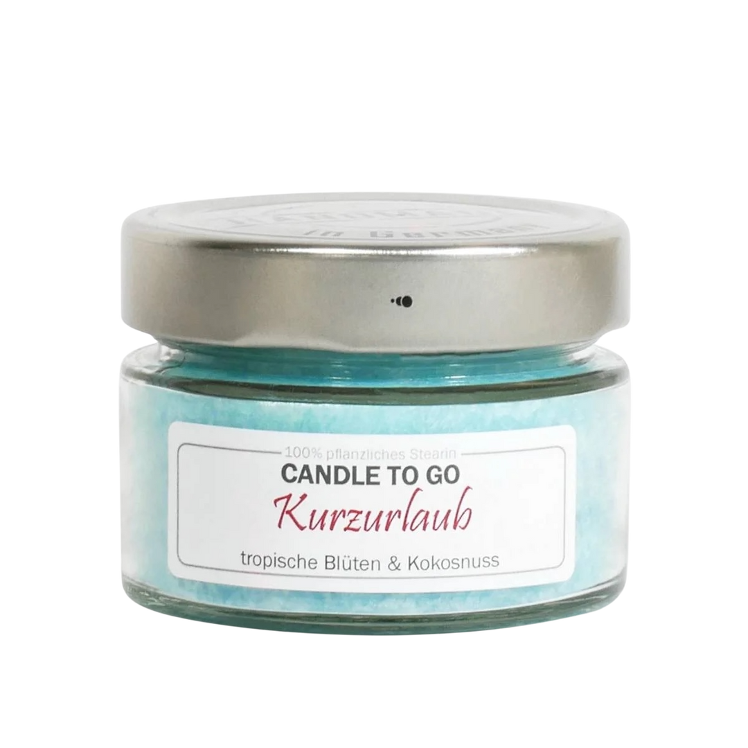 Candle Factory Candle to Go Kurzurlaub – handgegossene Duftkerze im Glas, tropische Blüten & Kokosnuss, 100 % pflanzlich, Handmade in Germany.