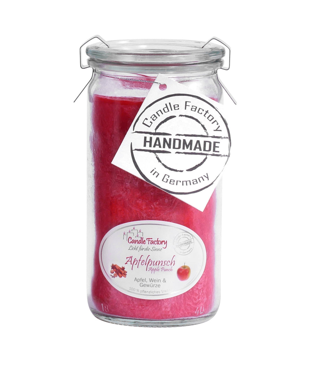 Rote Duftkerze im hohen Glas mit Etiketten „Apfelpunsch“ und „Handmade in Germany“ auf weißem Hintergrund.