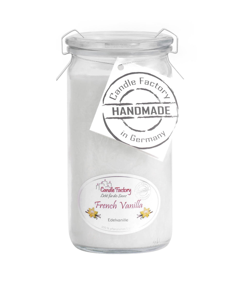 Weiße Duftkerze im hohen Glas mit Etiketten „French Vanilla“ und „Handmade in Germany“ auf weißem Hintergrund.