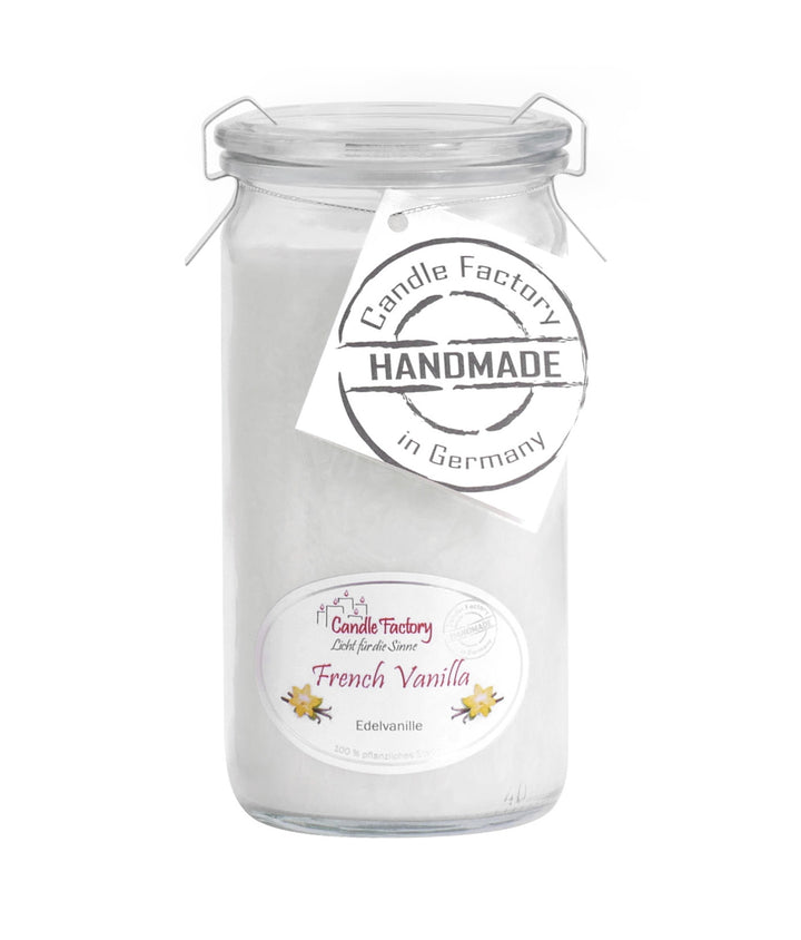 Weiße Duftkerze im hohen Glas mit Etiketten „French Vanilla“ und „Handmade in Germany“ auf weißem Hintergrund.