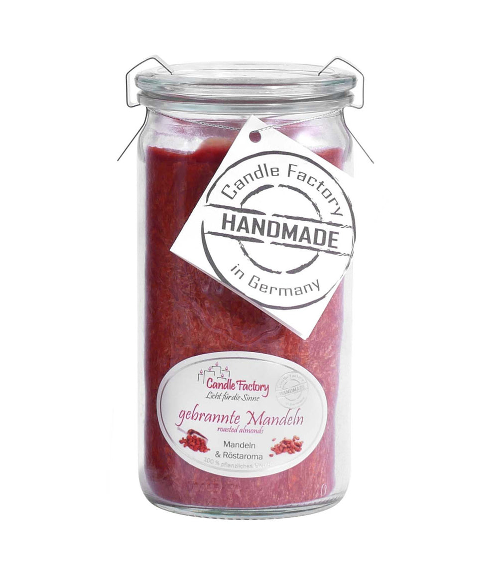 Rote Duftkerze im hohen Glas mit Etiketten „Gebrannte Mandeln“ und „Handmade in Germany“ auf weißem Hintergrund.´