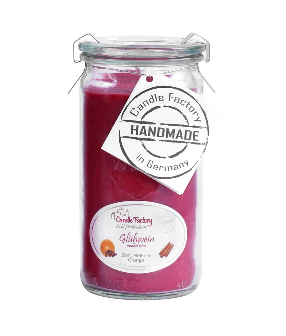 Rote Duftkerze im hohen Glas mit Etiketten „Glühwein“ und „Handmade in Germany“ auf weißem Hintergrund.