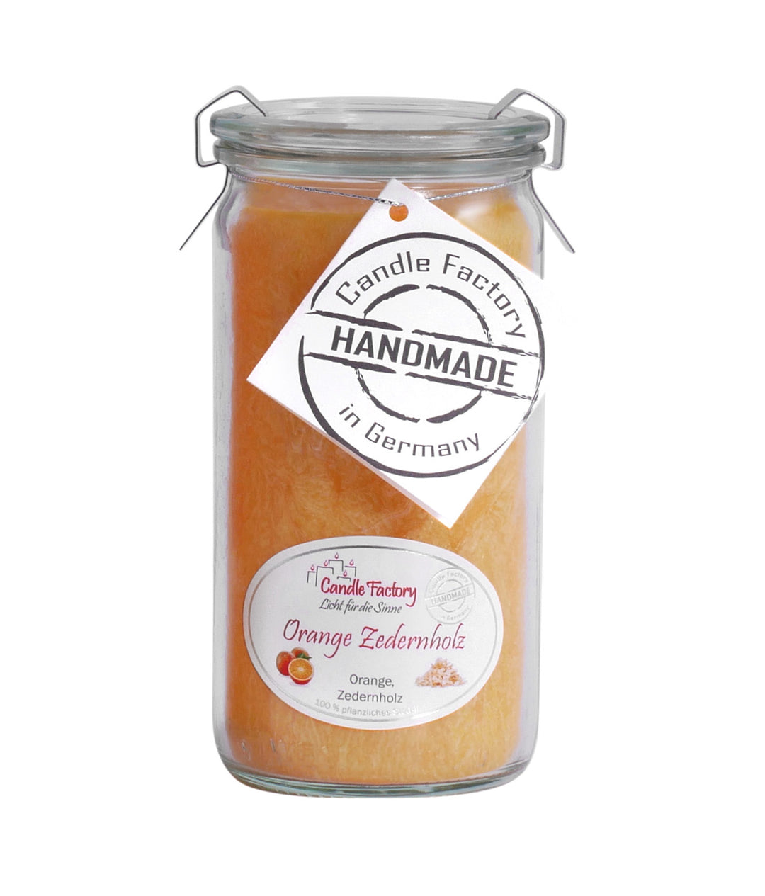 Orange Duftkerze im hohen Glas mit Etiketten „Orange Zedernholz“ und „Handmade in Germany“ auf weißem Hintergrund.
