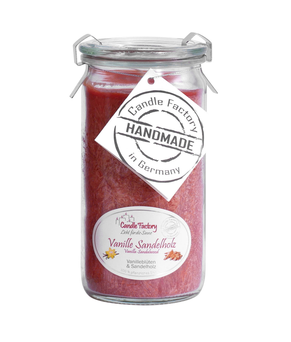 Rote Duftkerze im hohen Glas mit Etiketten „Vanille Sandelholz“ und „Handmade in Germany“ auf weißem Hintergrund.