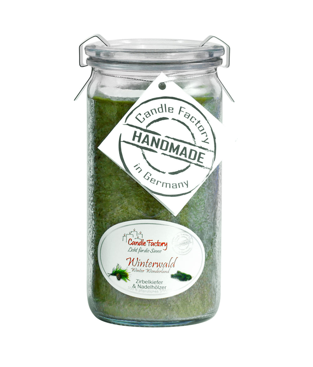 Grüne Duftkerze im hohen Glas mit Etiketten „Winterwald“ und „Handmade in Germany“ auf weißem Hintergrund.