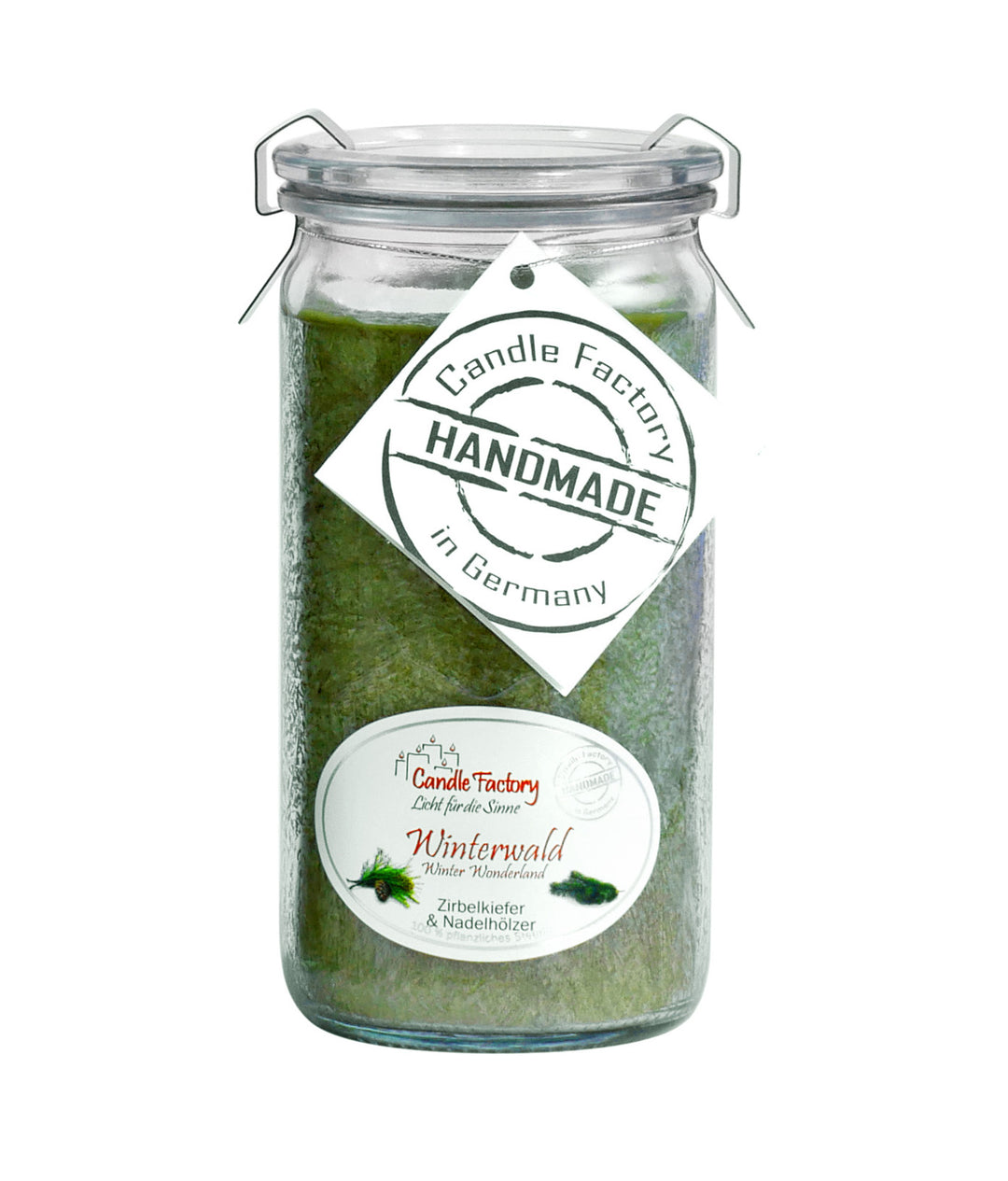 Grüne Duftkerze im hohen Glas mit Etiketten „Winterwald“ und „Handmade in Germany“ auf weißem Hintergrund.