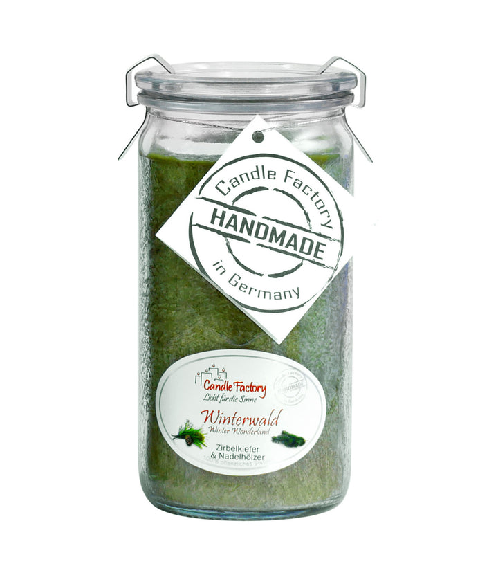 Grüne Duftkerze im hohen Glas mit Etiketten „Winterwald“ und „Handmade in Germany“ auf weißem Hintergrund.