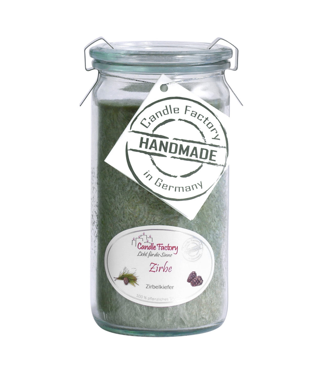 Grüne Duftkerze im hohen Glas mit Etiketten „Zirbe“ und „Handmade in Germany“ auf weißem Hintergrund.