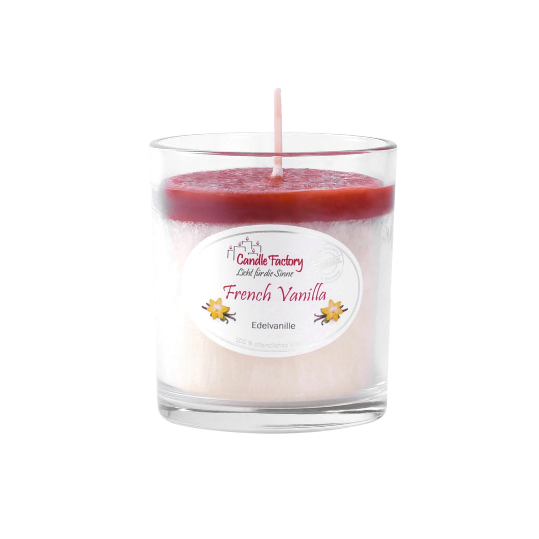 Weiße Duftkerze im Glas mit rot-brauner Oberfläche und Etikett „French Vanilla“, mittig auf weißem Hintergrund platziert.