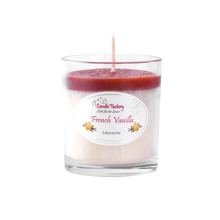 Weiße Duftkerze im Glas mit rot-brauner Oberfläche und Etikett „French Vanilla“, mittig auf weißem Hintergrund platziert.