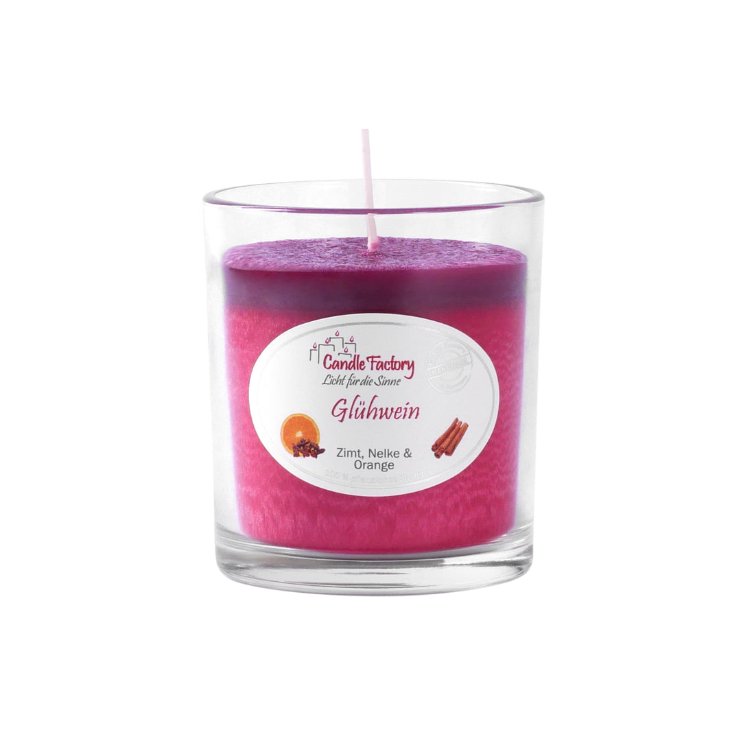 Rote Duftkerze im Glas mit violettem Farbverlauf und Etikett „Glühwein“, mittig auf weißem Hintergrund platziert.