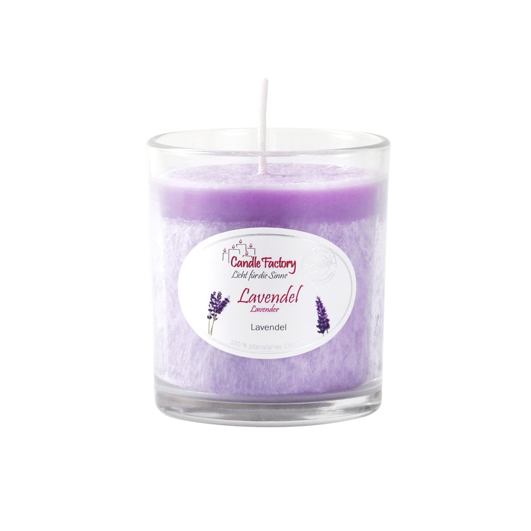 Lavendelfarbene Duftkerze „Lavendel“ im transparenten Glas mit Etikett, freigestellt auf weißem Hintergrund.