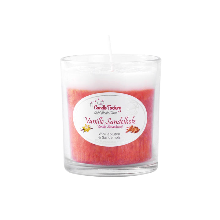 Rote Duftkerze mit weißer Oberfläche im Glas, Etikett „Vanille Sandelholz“, auf weißem Hintergrund.