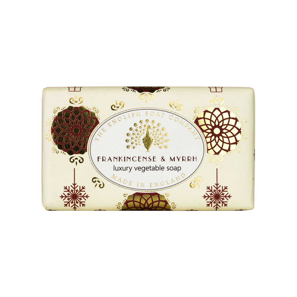 Helle Seife mit gold-roten Ornamenten und Aufschrift „Frankincense & Myrrh – luxury vegetable soap“, freigestellt auf transparentem Hintergrund.