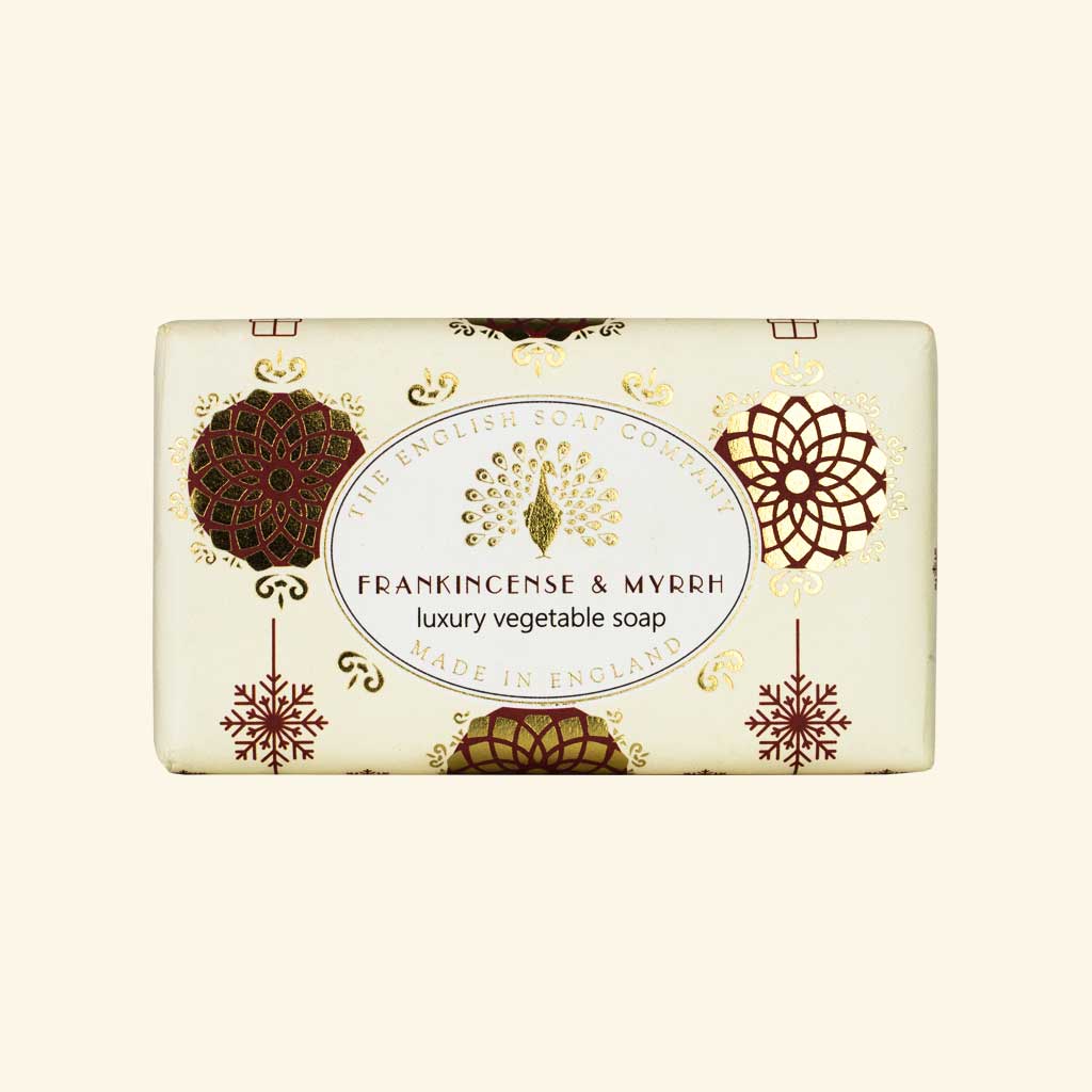 Helle Seife mit gold-roten Ornamenten und Aufschrift „Frankincense & Myrrh – luxury vegetable soap“.