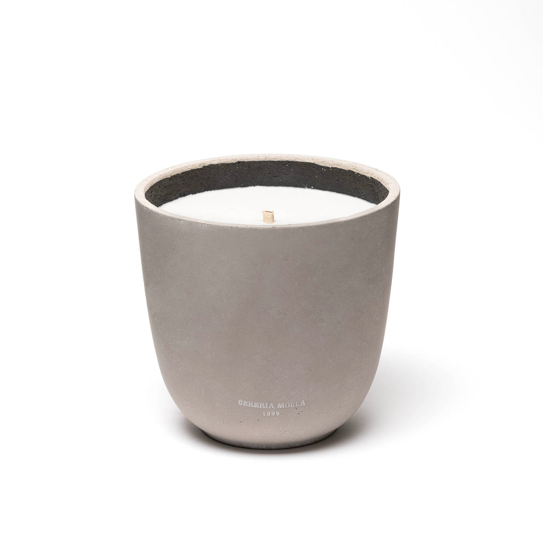 Citronella & Mint Duftkerze aus der Stone Collection XL von Cereria Mollá 1899, handgegossen im Betongefäß mit frischem Duft nach Zitrone und Minze.