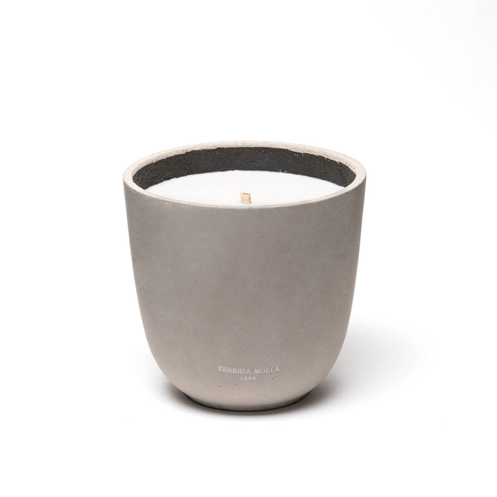 Citronella & Mint Duftkerze aus der Stone Collection XL von Cereria Mollá 1899, handgegossen im Betongefäß mit frischem Duft nach Zitrone und Minze.
