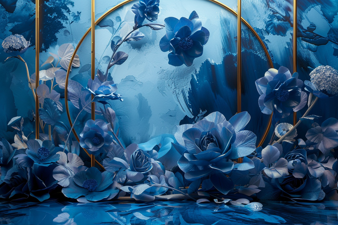 Ein harmonisches Arrangement aus blauen, goldakzentuierten Blumen vor einer bläulich strukturierten Fläche, die an Wasser und Licht erinnert.
