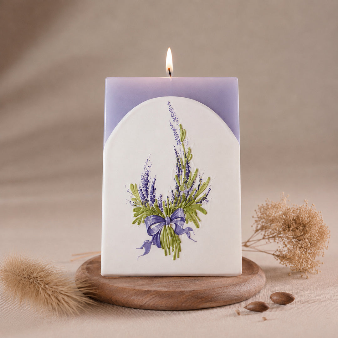 Dekorative Dreieckskerze mit Lavendelmotiv in Lila und Weiß, 11,5 cm hoch, florale Kerze als Wohnaccessoire und Geschenk.