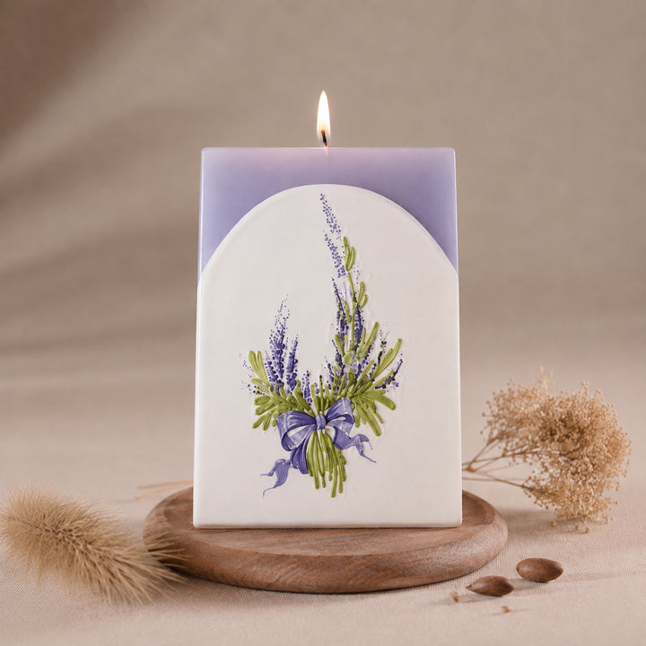 Dekorative Dreieckskerze mit Lavendelmotiv in Lila und Weiß, 11,5 cm hoch, florale Kerze als Wohnaccessoire und Geschenk.