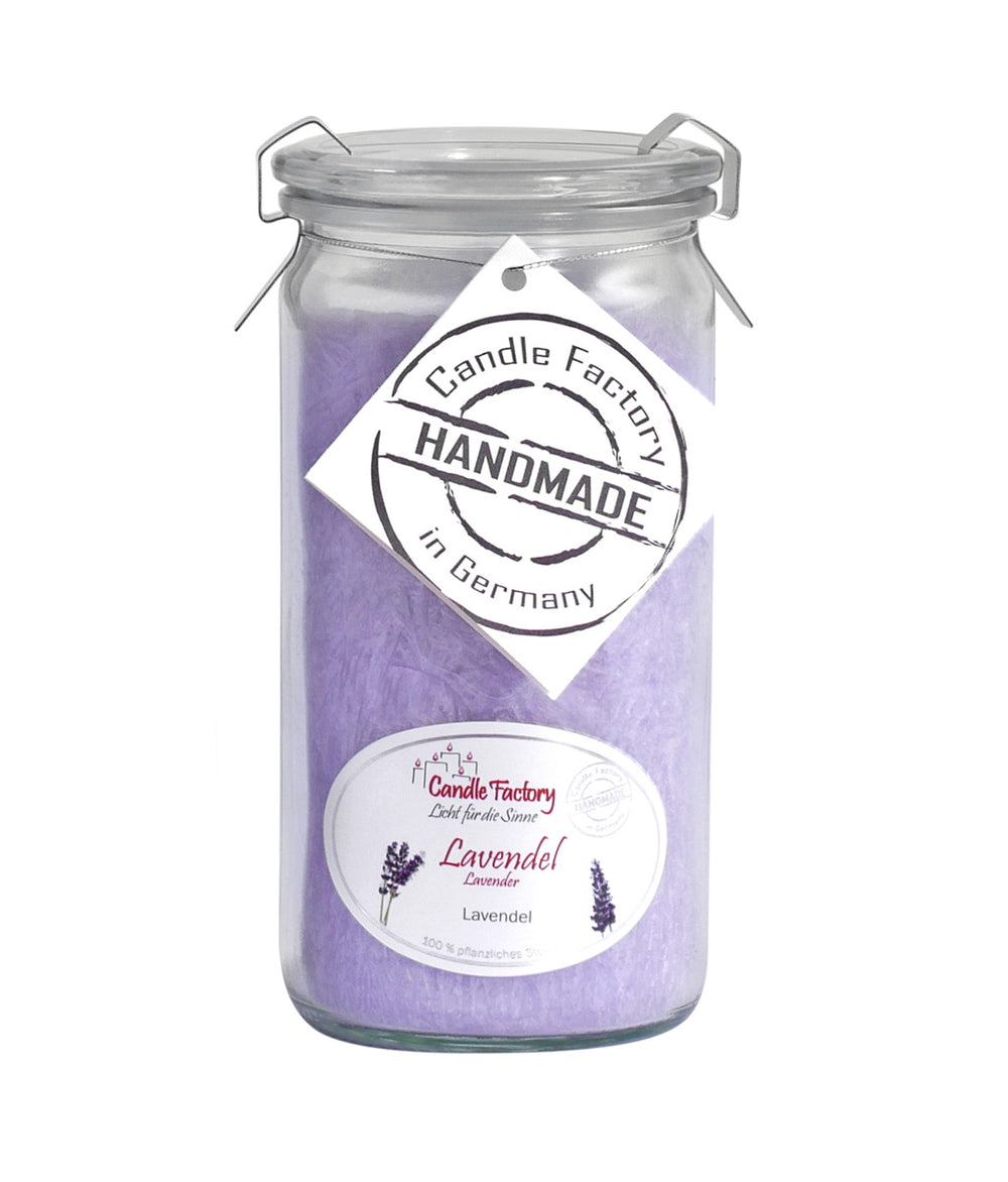 Lavendelfarbene Duftkerze „Lavender“ im Glas mit Bügelverschluss und „Handmade in Germany“-Etikett, freigestellt auf Weiß.