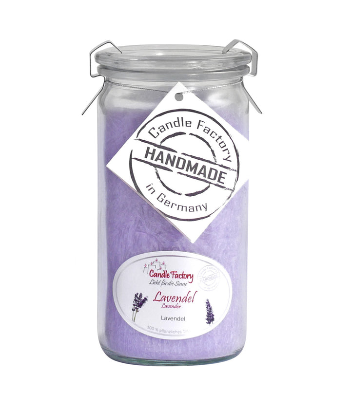 Lavendelfarbene Duftkerze „Lavender“ im Glas mit Bügelverschluss und „Handmade in Germany“-Etikett, freigestellt auf Weiß.