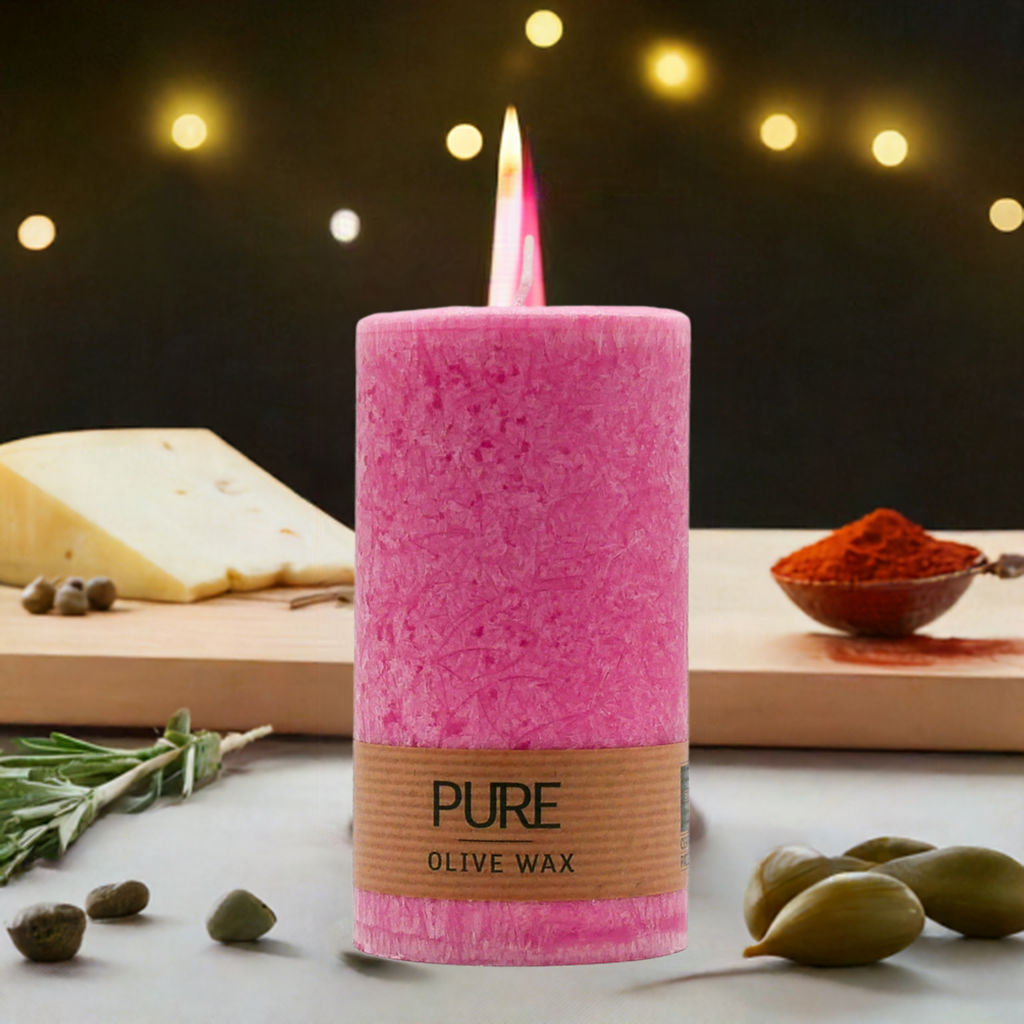 Duftkerze aus Olivenwachs in Fuchsia mit PURE-Banderole, arrangiert mit Gewürzen und Lichtern