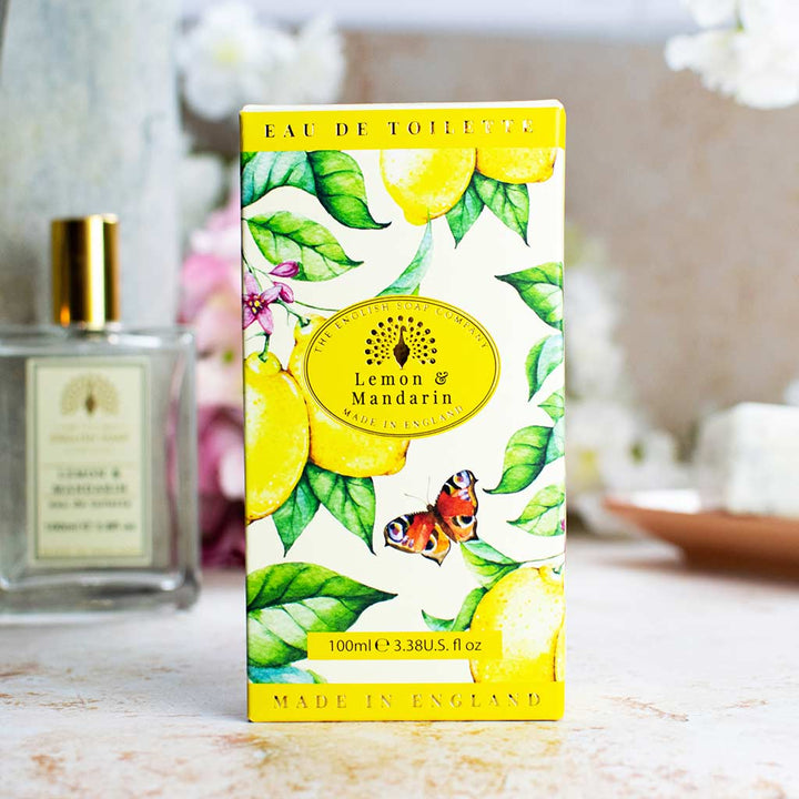 Verpackung des Eau de Toilette Lemon &amp; Mandarin 100 ml im Vintage-Design mit Zitronenmotiv, Flakon im Hintergrund.
