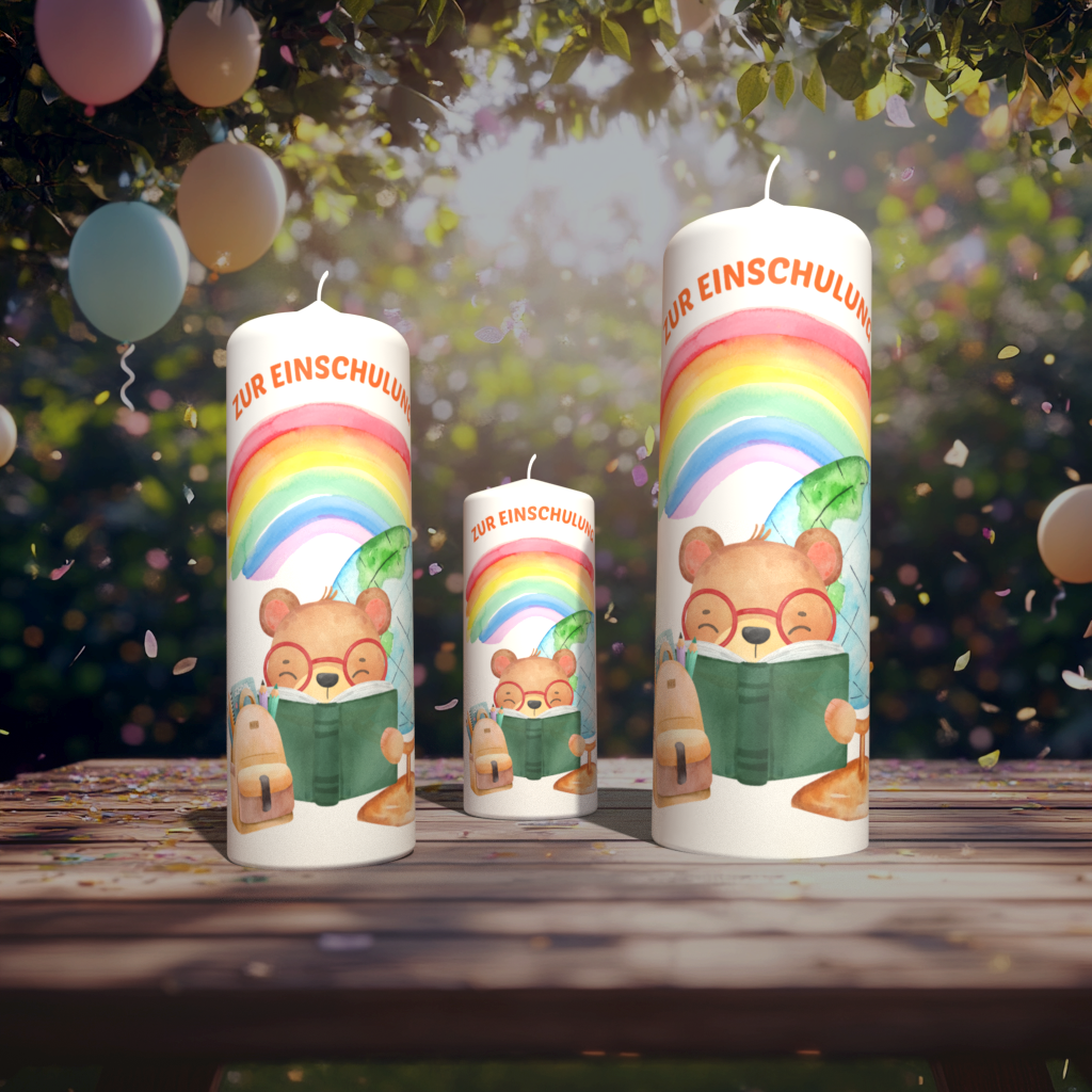 „Einschulungskerze mit niedlichem Bärenmotiv, Regenbogen und Schulbuch – verziert mit dem Schriftzug ‚Zur Einschulung‘, perfekt für Schulanfänger.“