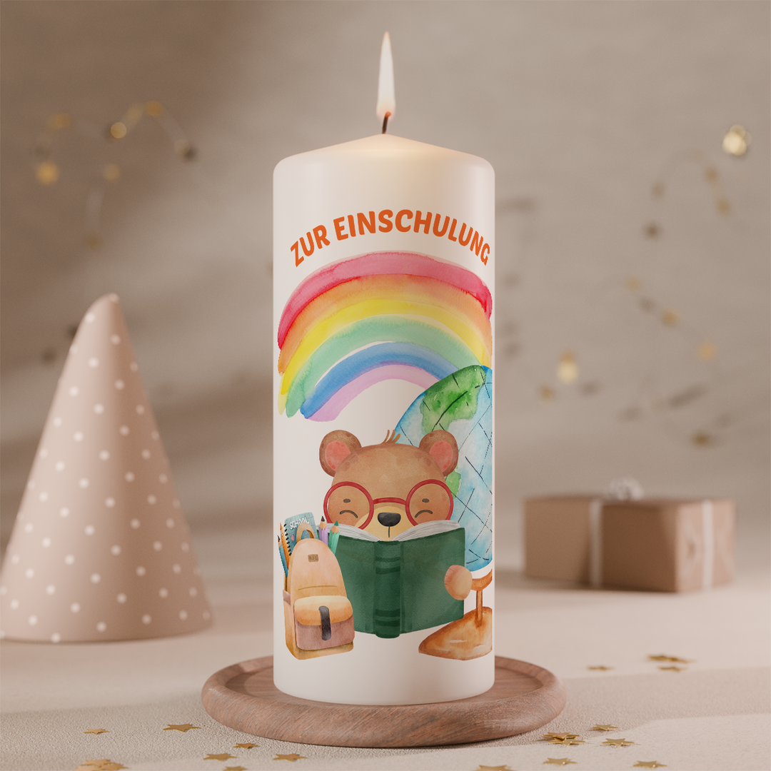 Detail der Einschulungskerze mit Regenbogen und lesendem Bären