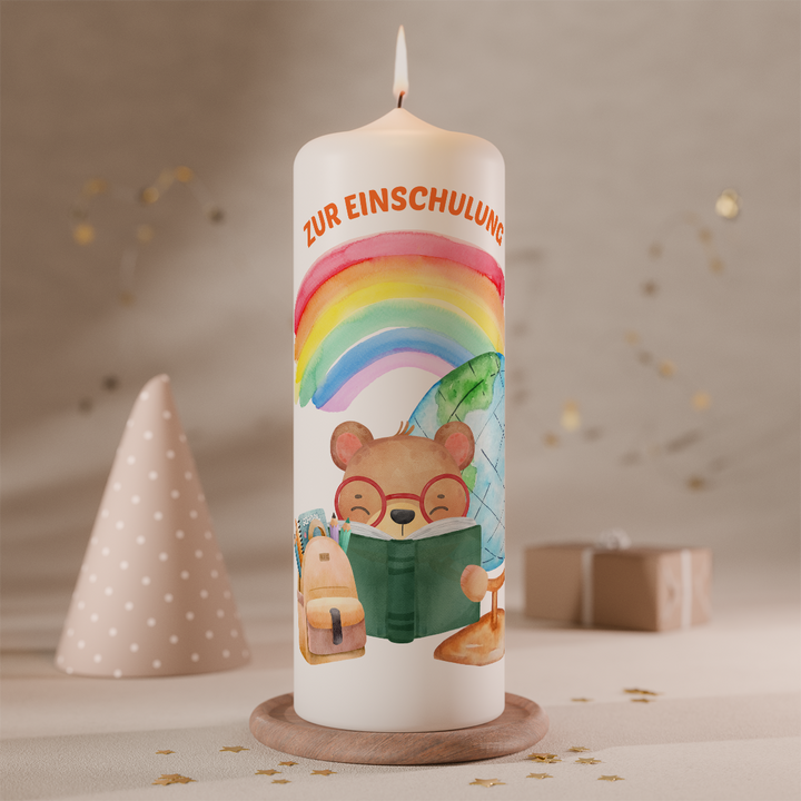 Personalisierte Einschulungskerze mit Regenbogen und lesendem Bären für Schulanfang