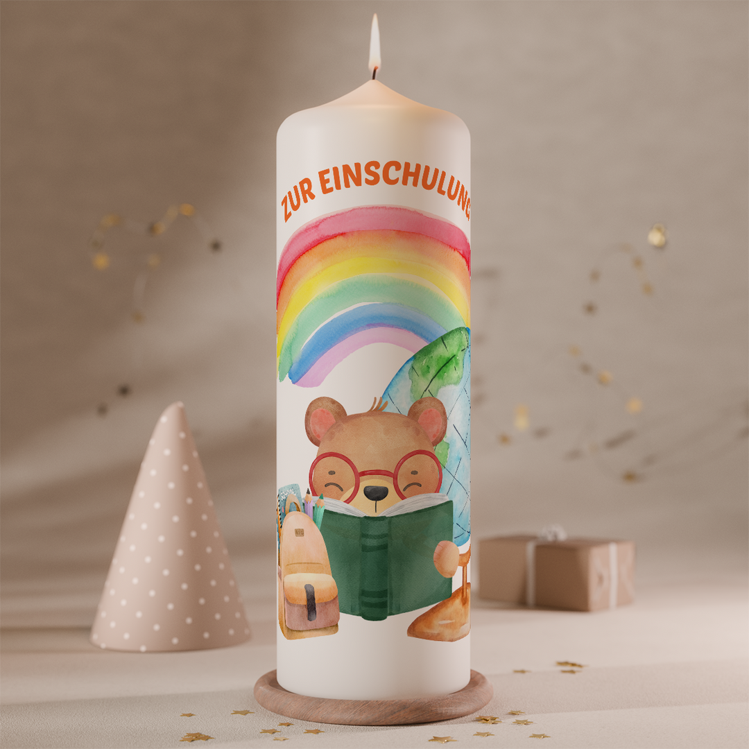 Einschulungskerze mit Regenbogenmotiv und lesendem Bären für Kinder