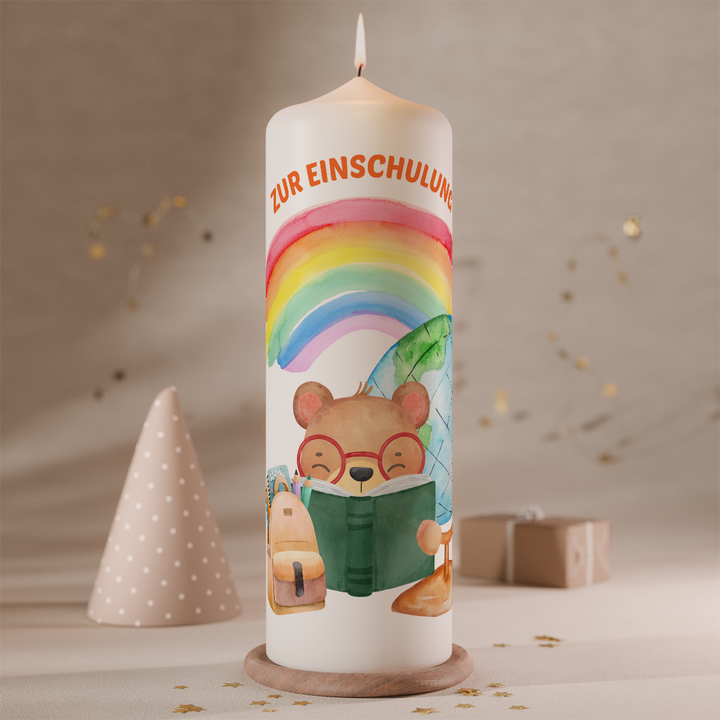 Einschulungskerze mit Regenbogenmotiv und lesendem Bären für Kinder