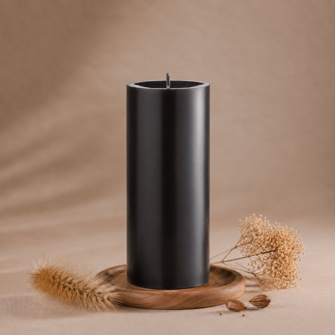 Engels Original Stumpenkerze Ø 80 mm in Schwarz – moderne durchgefärbte Qualitätskerze für stilvolle Wohn- und Tischdekoration.