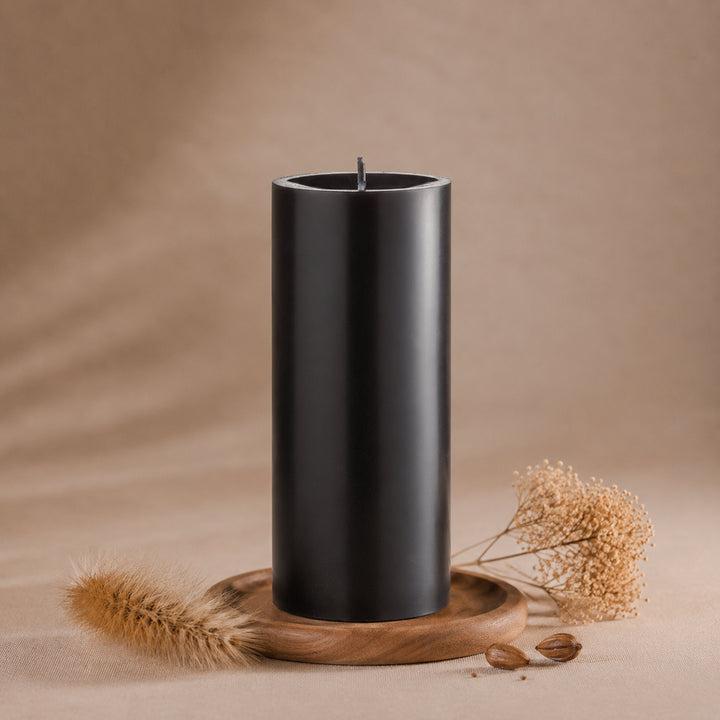 Engels Original Stumpenkerze Ø 80 mm in Schwarz – moderne durchgefärbte Qualitätskerze für stilvolle Wohn- und Tischdekoration.