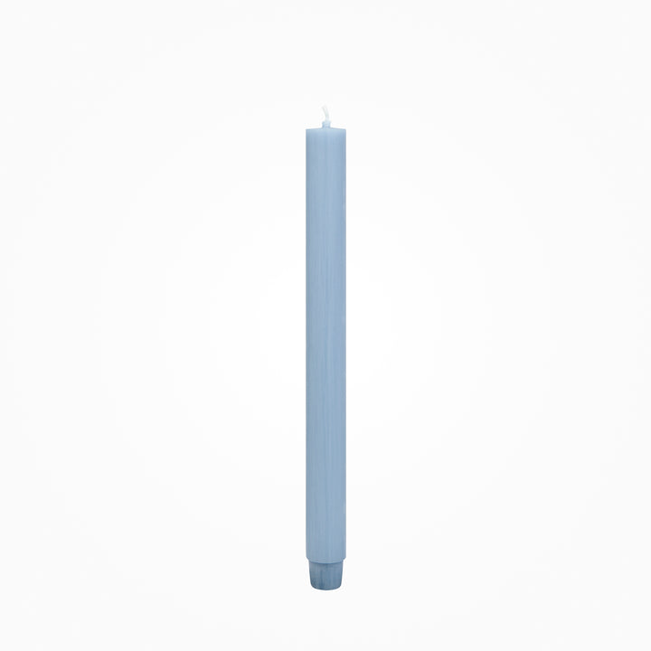 Durchgefärbte Flachkopf-Stabkerze von Jaspers in hellblau  – 29 cm hoch, Ø 2,2 cm, lange Brenndauer, verjüngter Fuß, stilvolles Design für Tischdeko und Wohnambiente