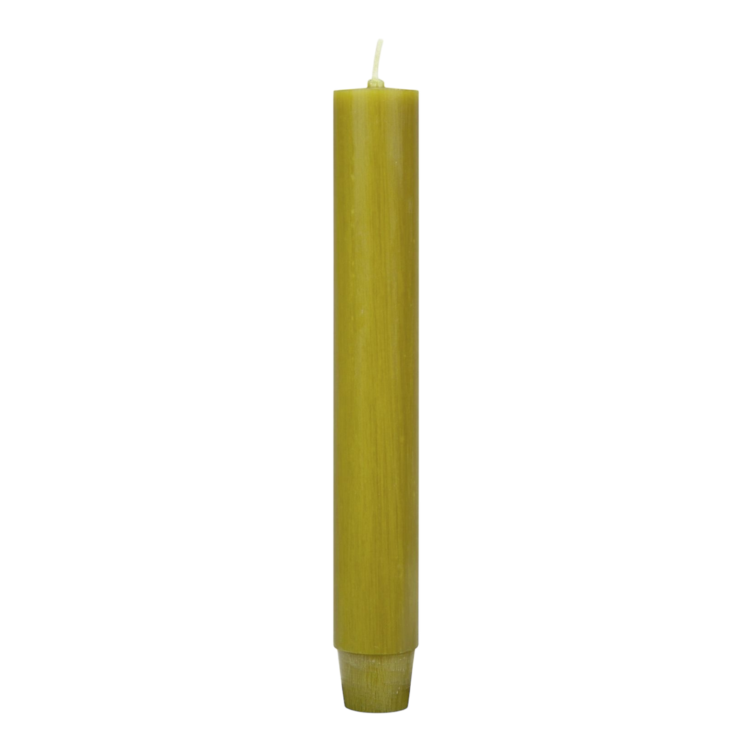 Flachkopf-Stabkerze in Olive handgearbeitet von JASPERS Kerzen – ca. 10 Stunden Brenndauer, ideal für stilvolle Tischdekorationen.