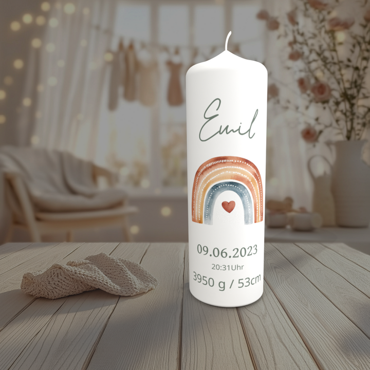 Personalisierte Geburtskerze mit Regenbogen und Herzmotiv im Babyzimmer – Name Emil